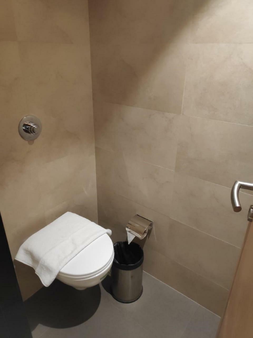 Hotel Leafio-Near Airport Mumbai Dış mekan fotoğraf